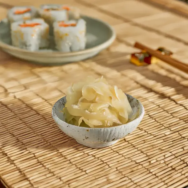 White Sushi Ginger - High-Quality Pickled Ginger for Sushi, Sashimi, and Authentic Japanese Recipes | الزنجبيل الأبيض للسوشي بجودة عالية - زنجبيل مخلل للسوشي، الساشيمي، والوصفات اليابانية الأصيلة
